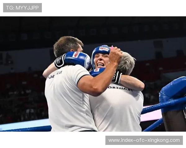 自由搏击对决中飞膝命中赢得胜利 自由搏击对决中飞膝命中赢得胜利